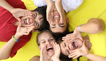 groupe de jeunes joyeux